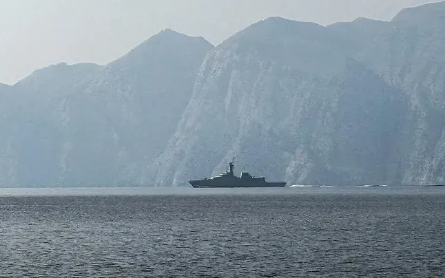 Tàu hải quân đang di chuyển trên eo biển Hormuz, ngày 1/3/2026 (Ảnh: AFP/Getty Images)