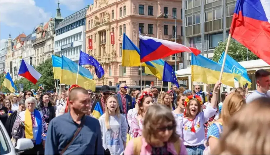 La República Checa recorta las subvenciones a los inmigrantes ucranianos - Foto 1. Czech cắt giảm trợ cấp cho người di cư Ukraine - Ảnh 1.