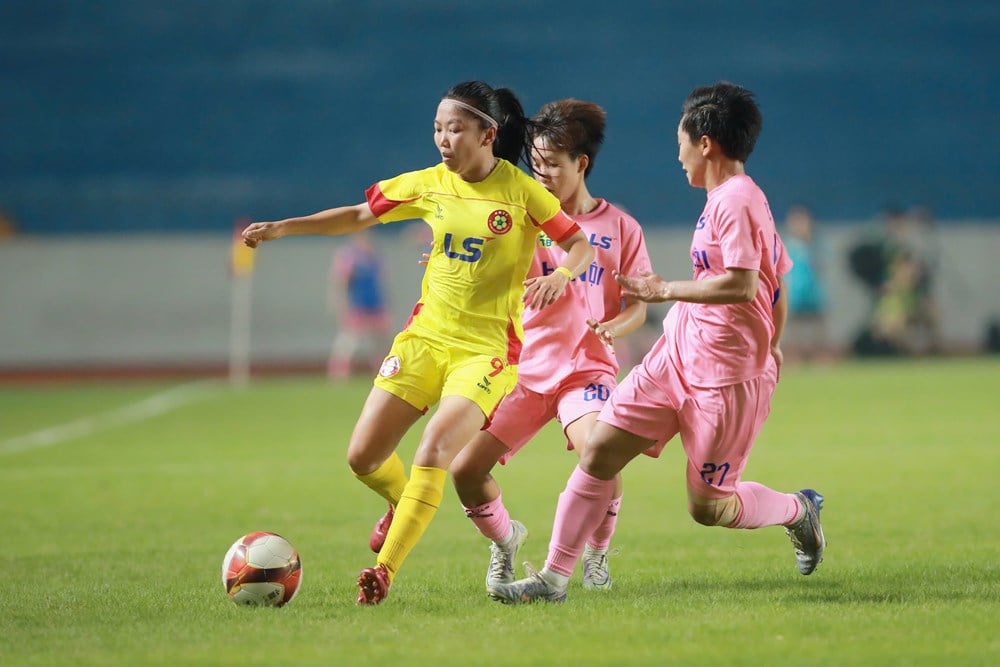 La squadra di calcio femminile di Ho Chi Minh City si appresta a vincere la Coppa Nazionale del 2026 per la quinta volta - foto 1