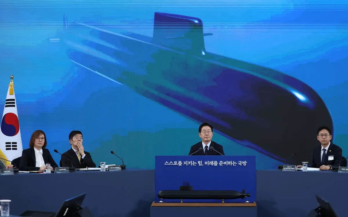 Der südkoreanische Präsident nimmt am 26. Mai an der Eröffnungssitzung des Komitees für zukünftige Verteidigungsstrategien in Changwon, Provinz Gyeongsang Nam, teil (Foto: Yonhap). Tổng thống Hàn Quốc trong cuộc họp khai mạc Ủy ban Chiến lược Quốc phòng Tương lai tại thành phố Changwon, tỉnh Gyeongsang Nam, ngày 26/5 (Ảnh: Yonhap)