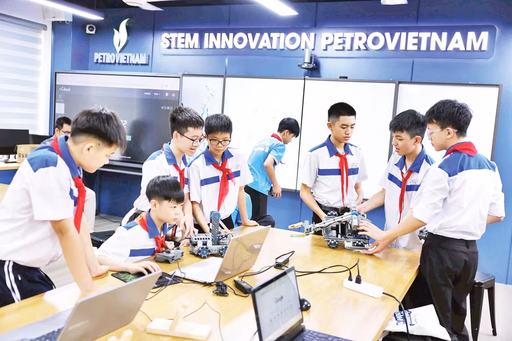 Schüler der Le Quy Don Sekundarschule in der Provinz Tuyen Quang in einem STEM-Übungsraum, der internationalen Standards entspricht. (Foto: THANH TUNG)