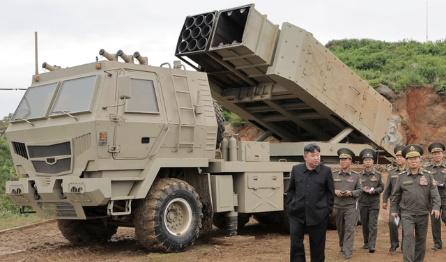北朝鮮が米国を抑止するため新型ロケットランチャーを発射 - 画像1。 Triều Tiên tung pháo phản lực mới nhằm răn đe Mỹ- Ảnh 1.