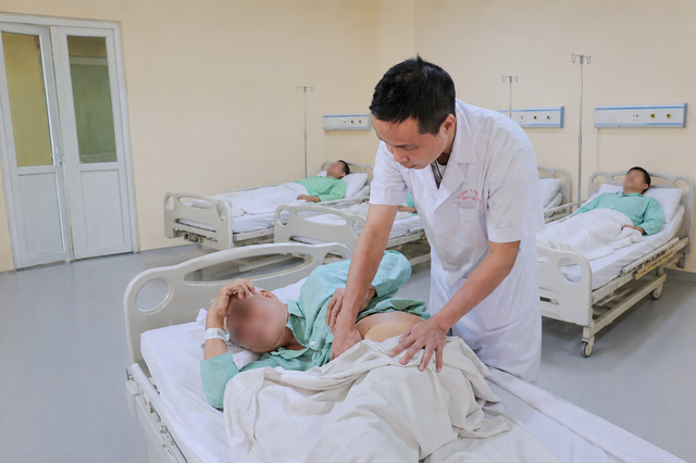 Tán sỏi qua da cho người đàn ông bị biến dạng cột sống 18 năm- Ảnh 1.