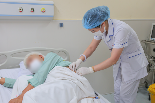Tán sỏi qua da cho người đàn ông bị biến dạng cột sống 18 năm- Ảnh 2.