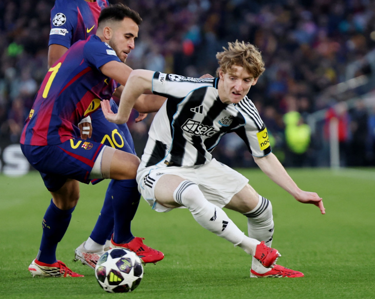 Barca đạt thỏa thuận chiêu mộ ngôi sao đắt giá của tuyển Anh - Ảnh 1.