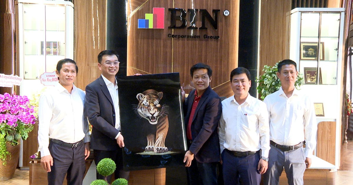 BIN Corporation opent gebouw voor internationale handel.