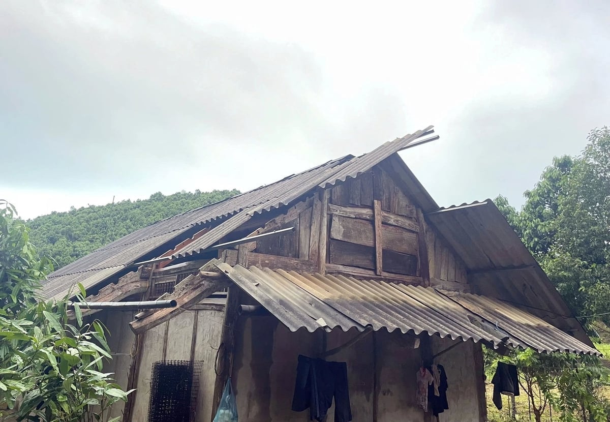 Một nhà dân ở xã Xuân Ái, Lào Cai bị dông lốc làm tốc mái. Ảnh: Văn Kiên.