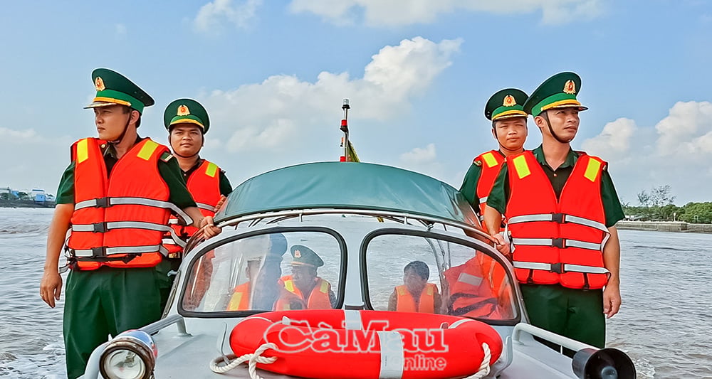 Ufficiali e soldati del posto di guardia di frontiera di Gành Hào pattugliano l'estuario del Gành Hào.