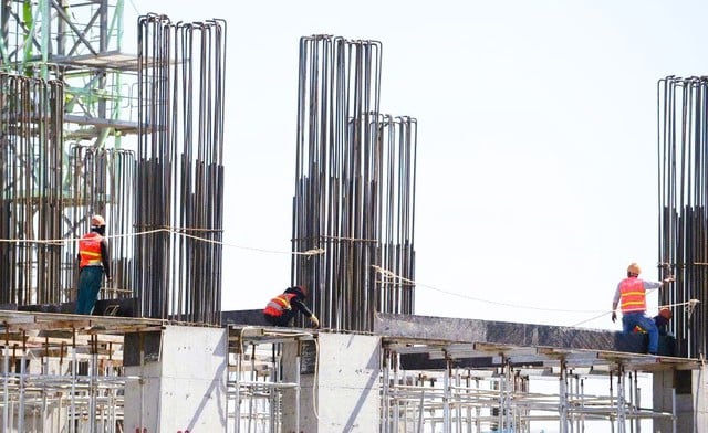 Người lao động mưu sinh dưới cái nắng bóng rát 40 độ C - Ảnh 1.