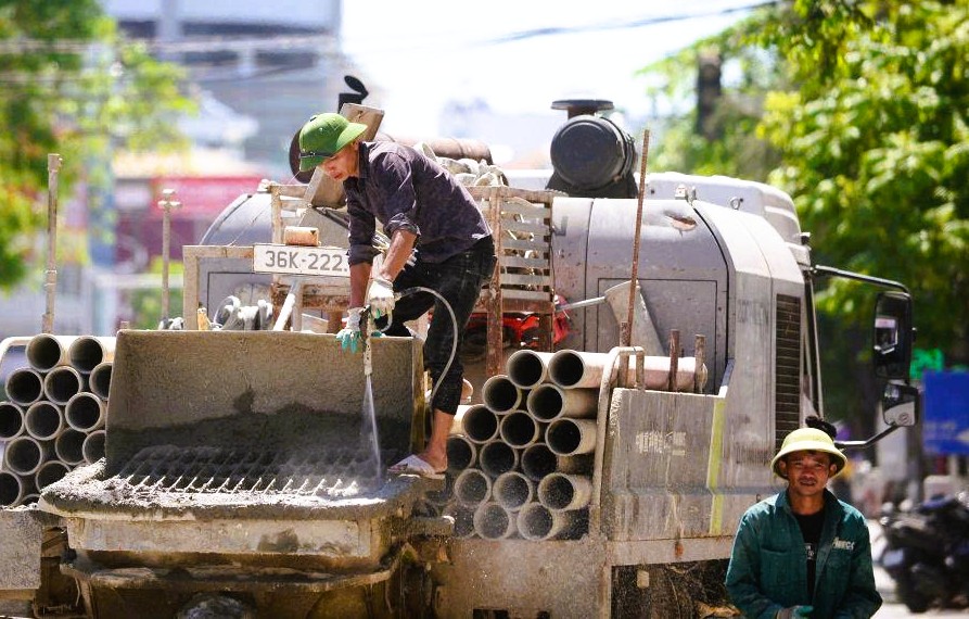 Người lao động mưu sinh dưới cái nắng bóng rát 40 độ C - Ảnh 3.