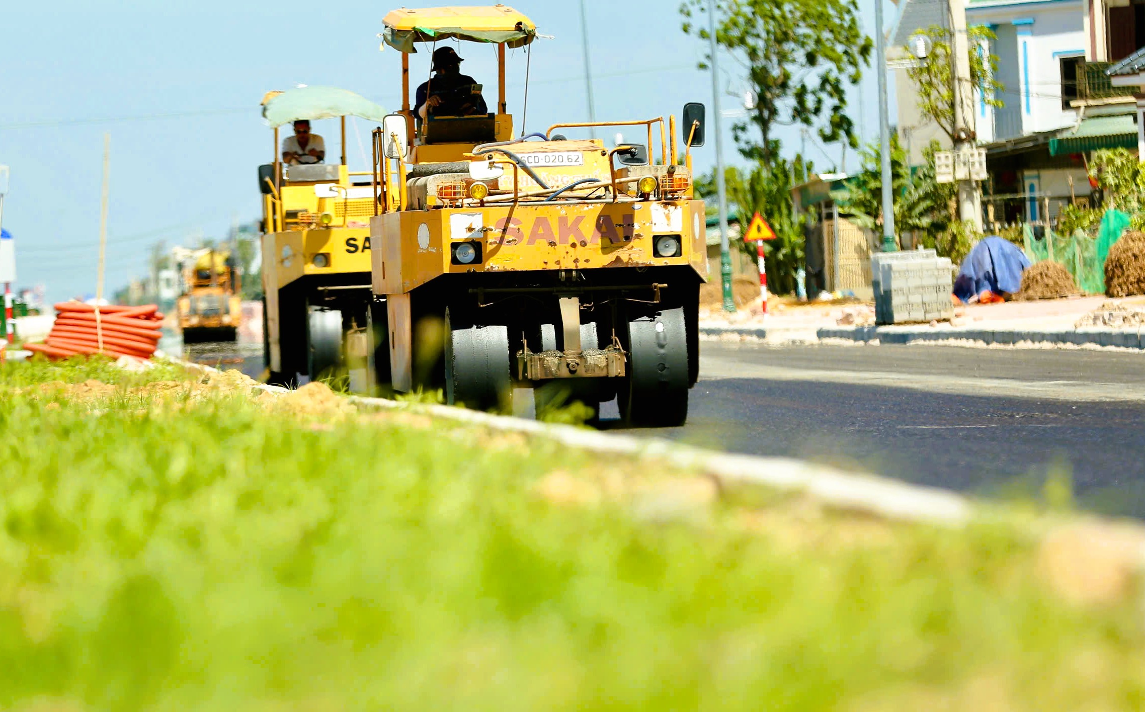 Người lao động mưu sinh dưới cái nắng bóng rát 40 độ C - Ảnh 4.