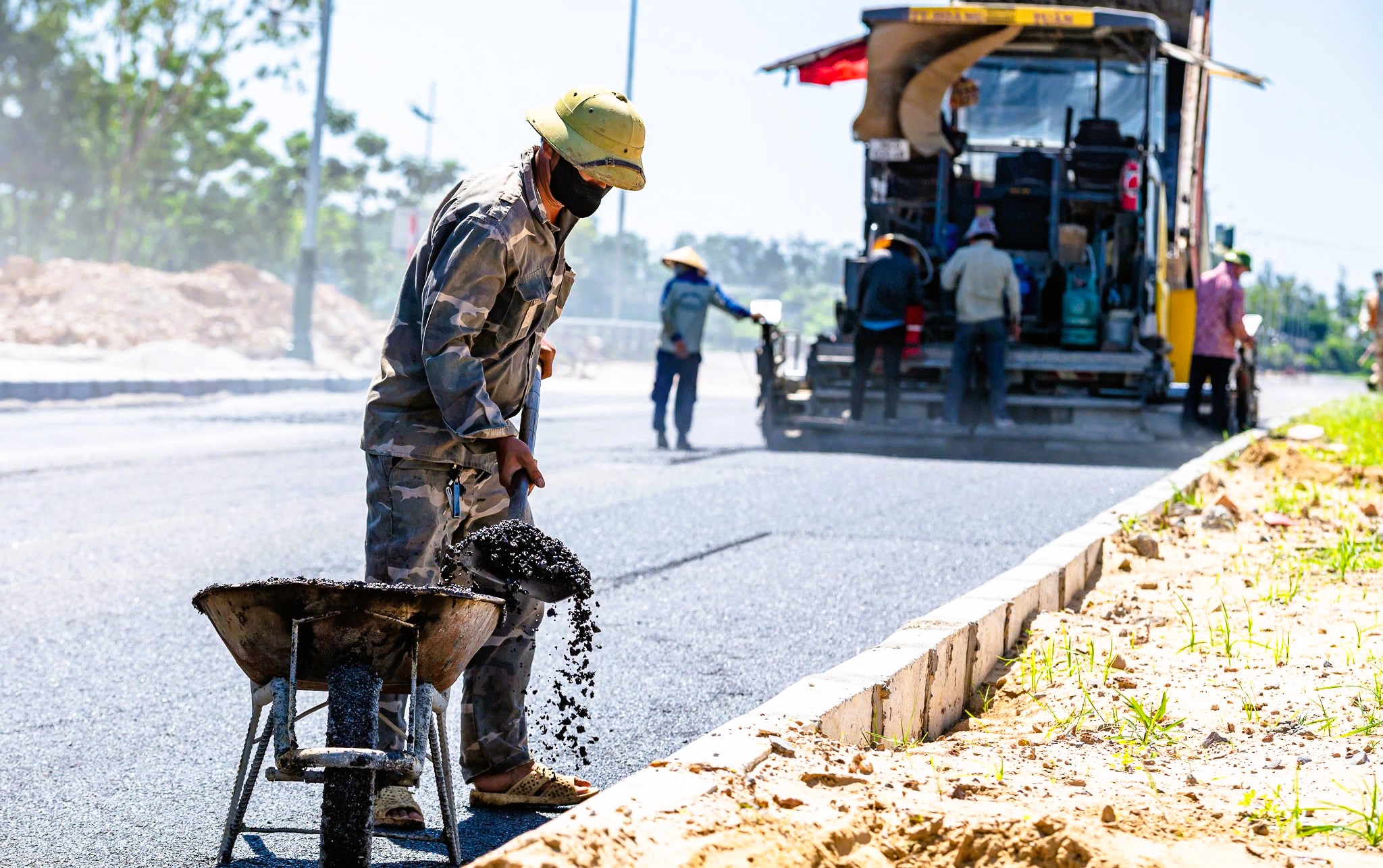 Người lao động mưu sinh dưới cái nắng bóng rát 40 độ C - Ảnh 7.