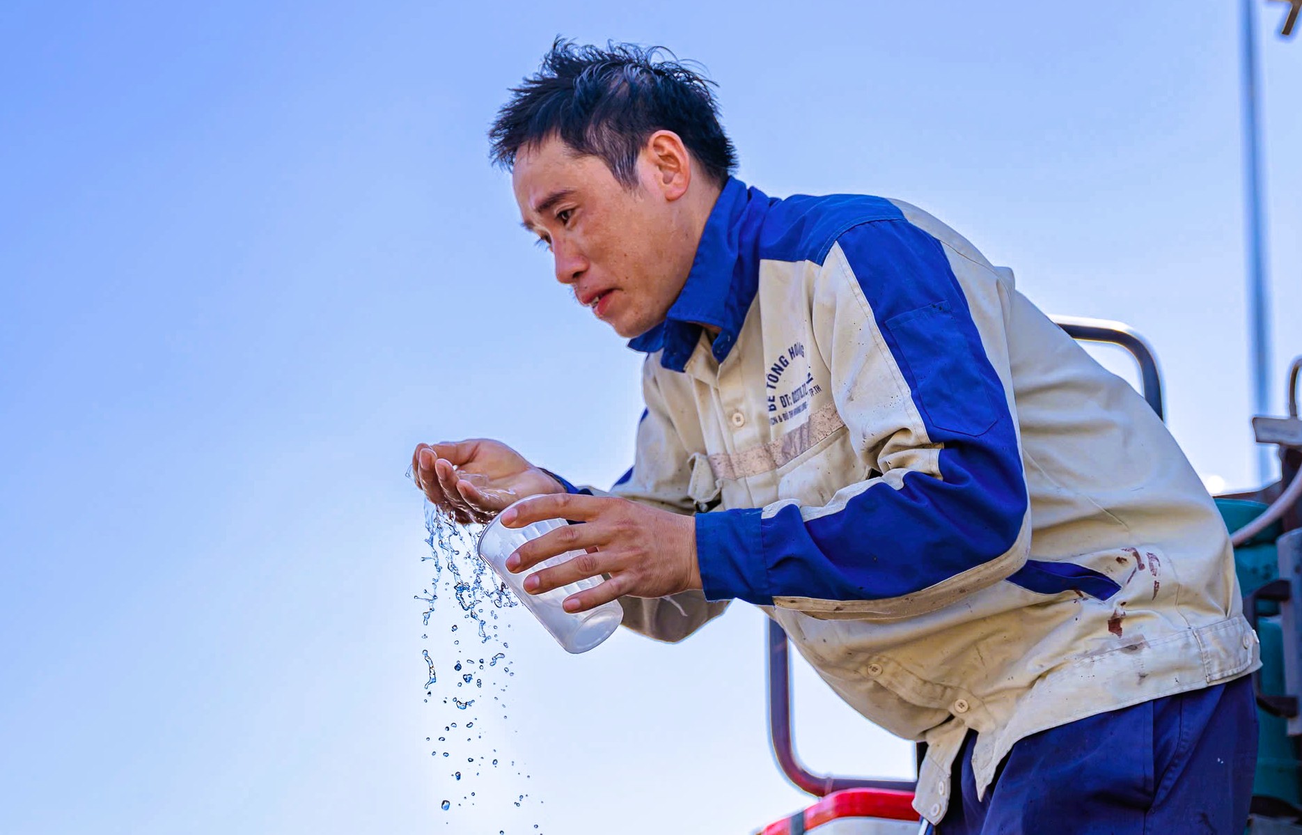 Người lao động mưu sinh dưới cái nắng bóng rát 40 độ C - Ảnh 12.