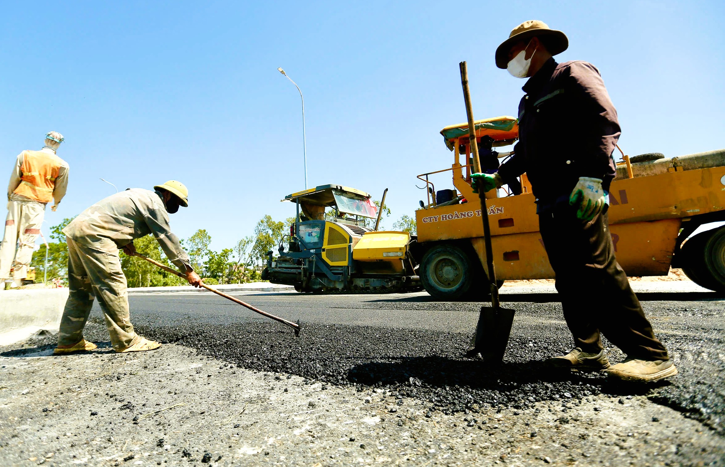 Người lao động mưu sinh dưới cái nắng bóng rát 40 độ C - Ảnh 14.