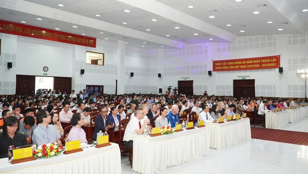 De nombreux délégués, experts internationaux et étudiants ont participé à la Semaine spatiale du Vietnam 2026 à Can Tho. Photo : Van Vu. Đông đảo đại biểu, chuyên gia quốc tế, học sinh, sinh viên tham dự Tuần lễ Không gian Việt Nam 2026 tại TP Cần Thơ. Ảnh: Văn Vũ.