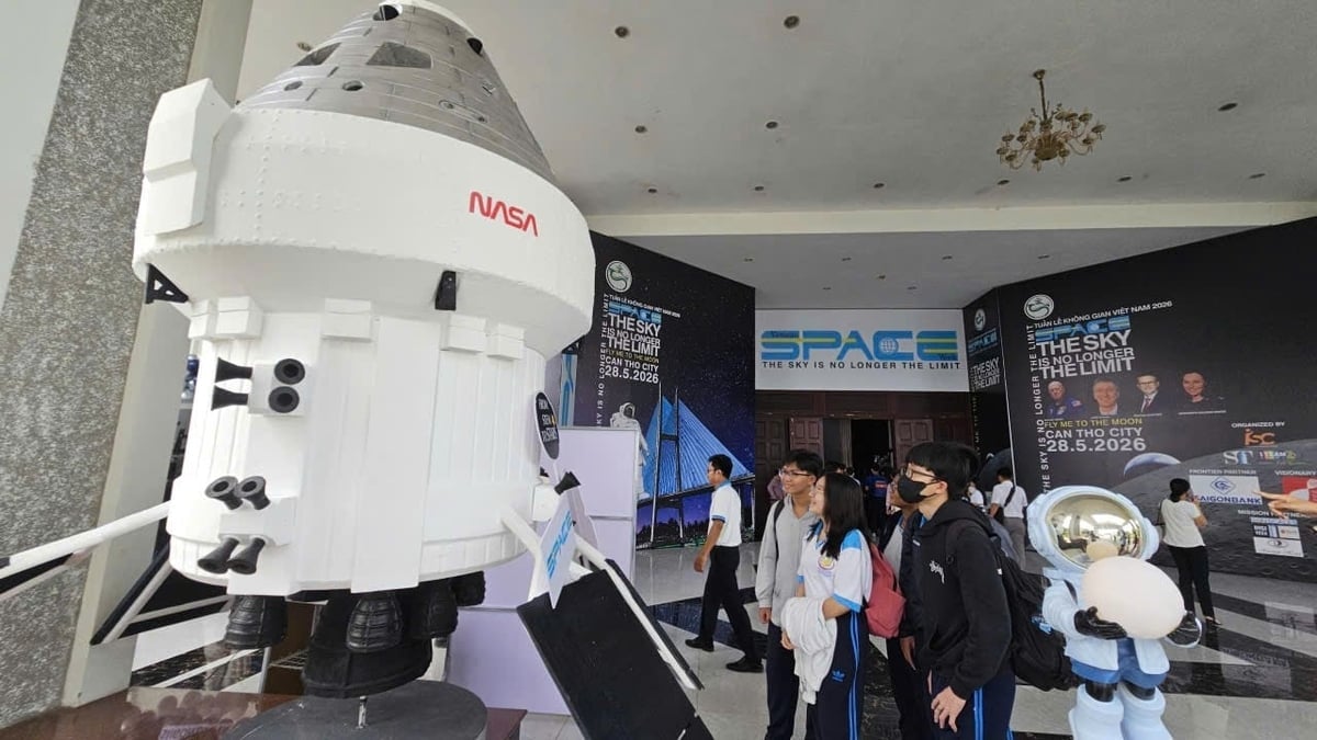 Des étudiants visitent une maquette spatiale et découvrent la technologie lors de la Semaine spatiale du Vietnam 2026. Photo : Van Vu. Học sinh tham quan mô hình không gian và trải nghiệm công nghệ tại Tuần lễ Không gian Việt Nam 2026. Ảnh: Văn Vũ.