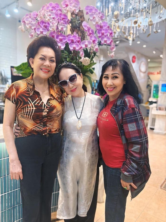 NSƯT ca sĩ Hồng Vân nhớ về những đồng nghiệp xưa trên con đường nghệ thuật - Ảnh 2.