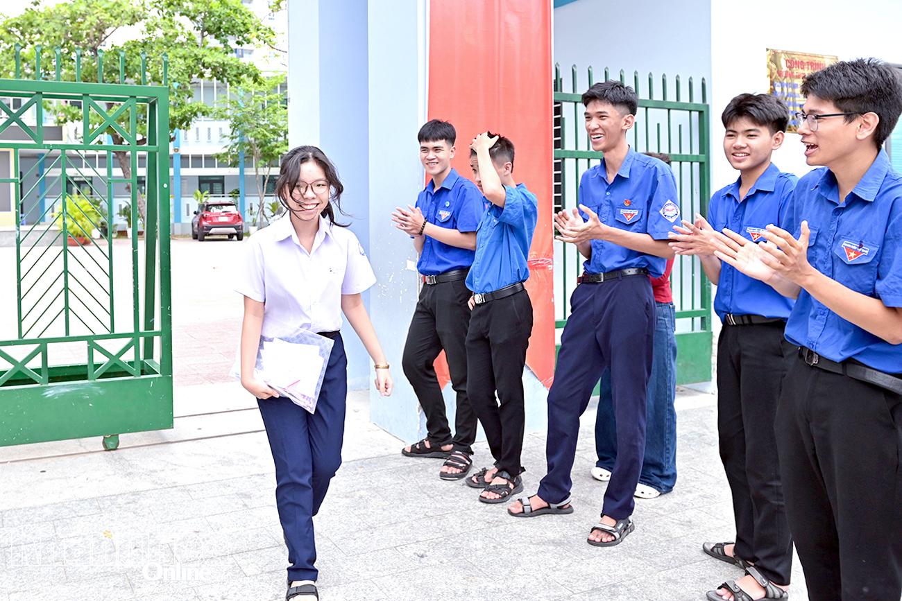 Den første kandidaten forlater eksamenssenteret ved Thai Nguyen videregående skole (Nha Trang-distriktet). Foto: Vinh Thanh