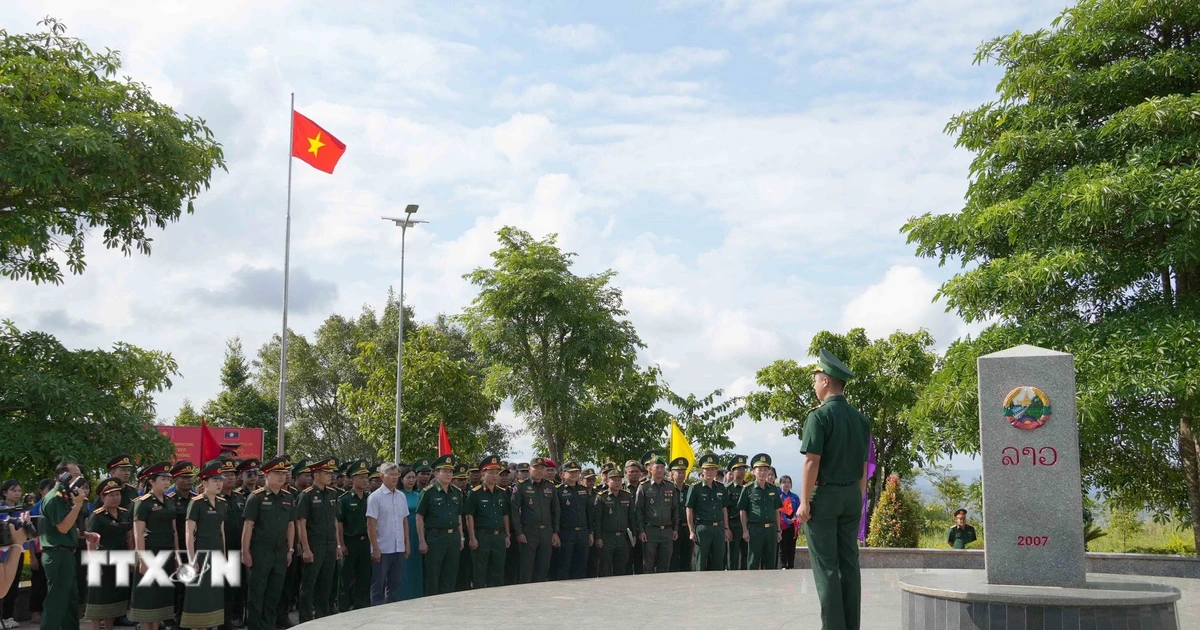Sỹ quan trẻ ba nước Việt Nam, Lào, Campuchia giao lưu tại cột mốc ba biên