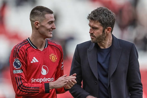 Benjamin Sesko agradece a Michael Carrick.