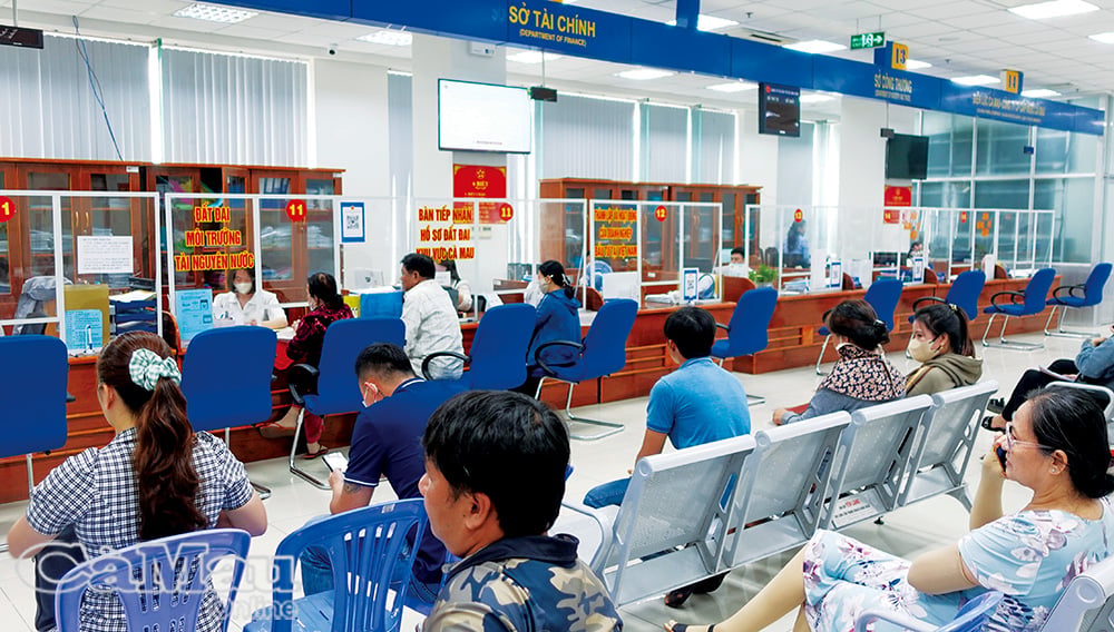Người dân thực hiện thủ tục hành chính tại Trung tâm Phục vụ hành chính công tỉnh Cà Mau; hồ sơ được tiếp nhận, xử lý trên môi trường số.