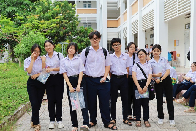 Khánh Hòa: Phụ huynh thấp thỏm chờ con thi tuyển sinh lớp 10 - Ảnh 2.