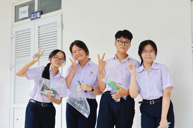 Khánh Hòa: Phụ huynh thấp thỏm chờ con thi tuyển sinh lớp 10 - Ảnh 3.