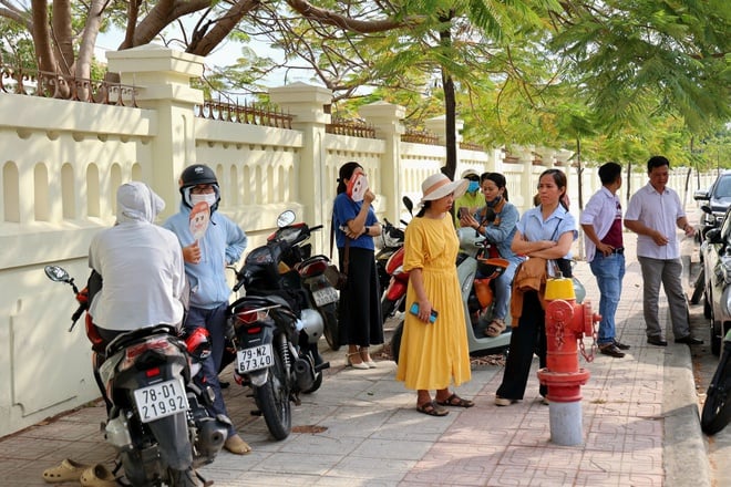 Khánh Hòa: Phụ huynh thấp thỏm chờ con thi tuyển sinh lớp 10 - Ảnh 6.
