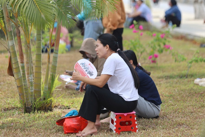 Khánh Hòa: Phụ huynh thấp thỏm chờ con thi tuyển sinh lớp 10 - Ảnh 7.