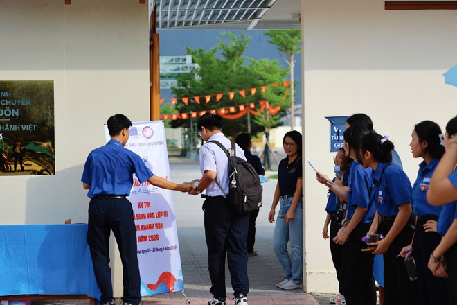Khánh Hòa: Phụ huynh thấp thỏm chờ con thi tuyển sinh lớp 10 - Ảnh 10.