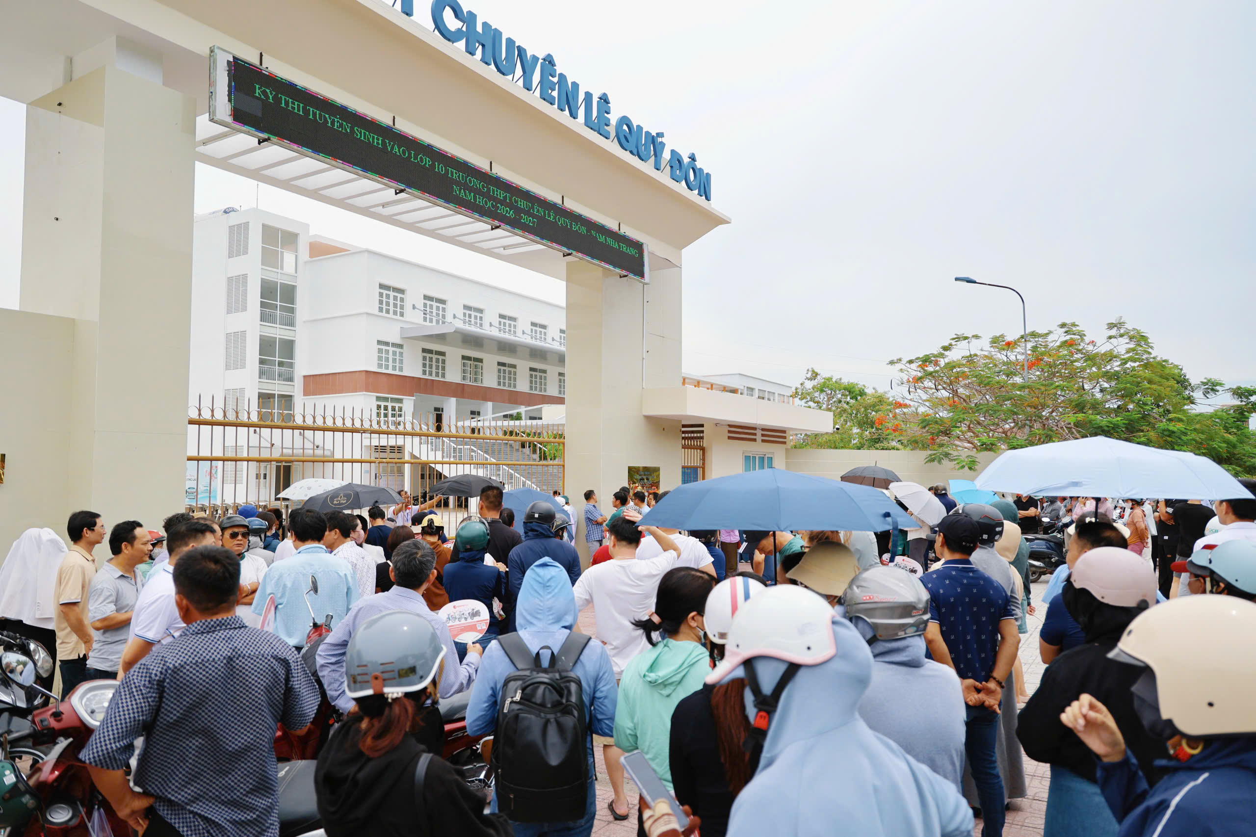 Khánh Hòa: Phụ huynh thấp thỏm chờ con thi tuyển sinh lớp 10 - Ảnh 12.