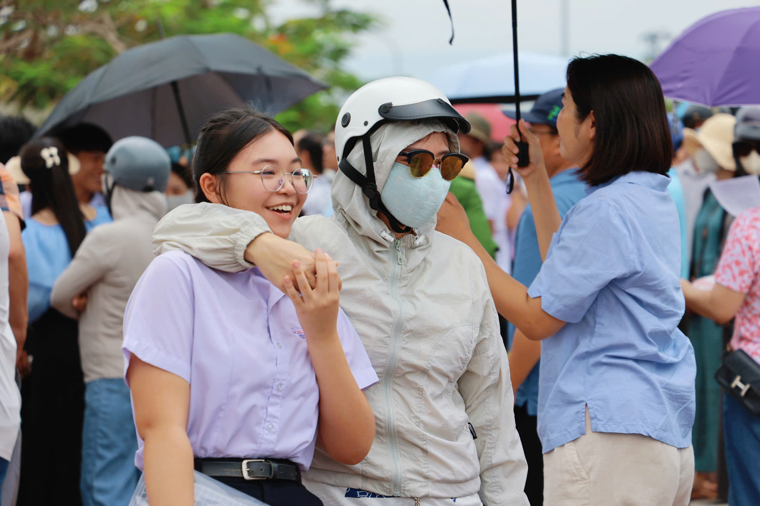 Khánh Hòa: Phụ huynh thấp thỏm chờ con thi tuyển sinh lớp 10 - Ảnh 13.