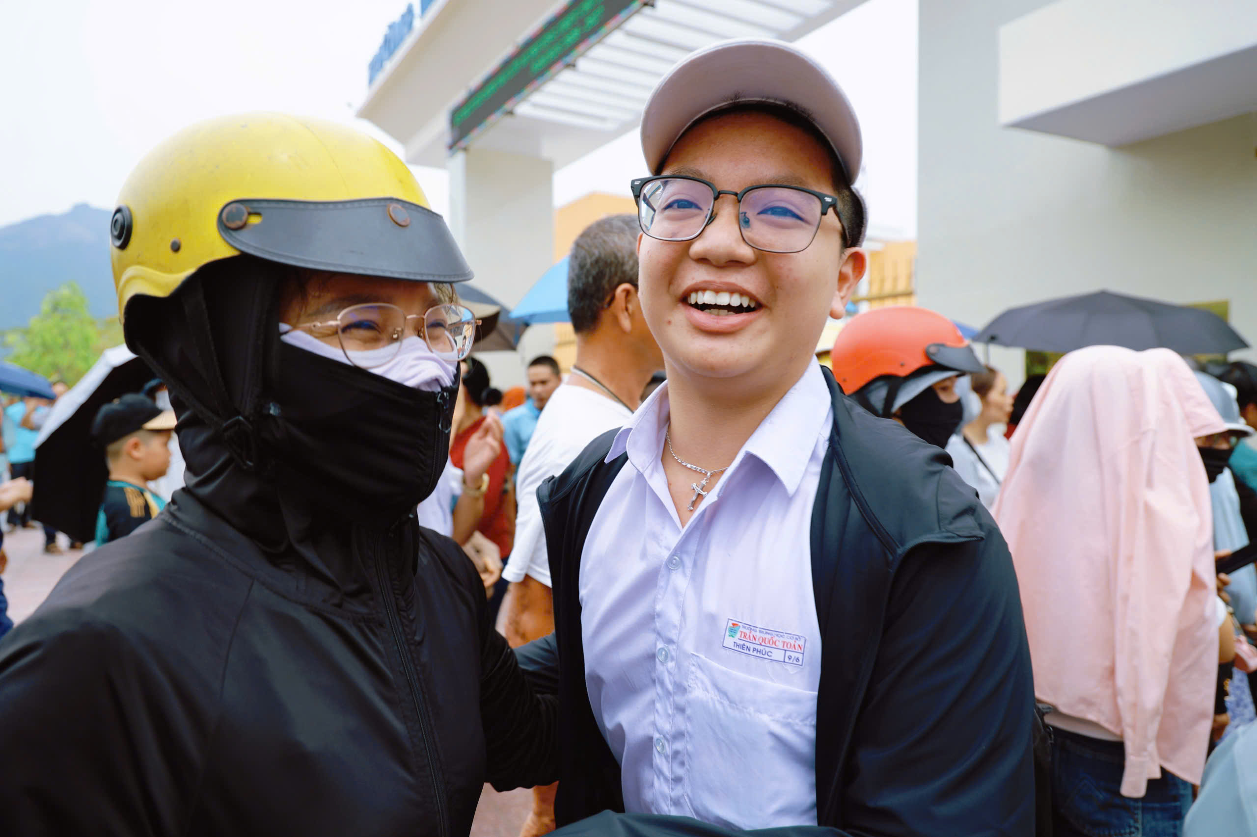 Khánh Hòa: Phụ huynh thấp thỏm chờ con thi tuyển sinh lớp 10 - Ảnh 14.