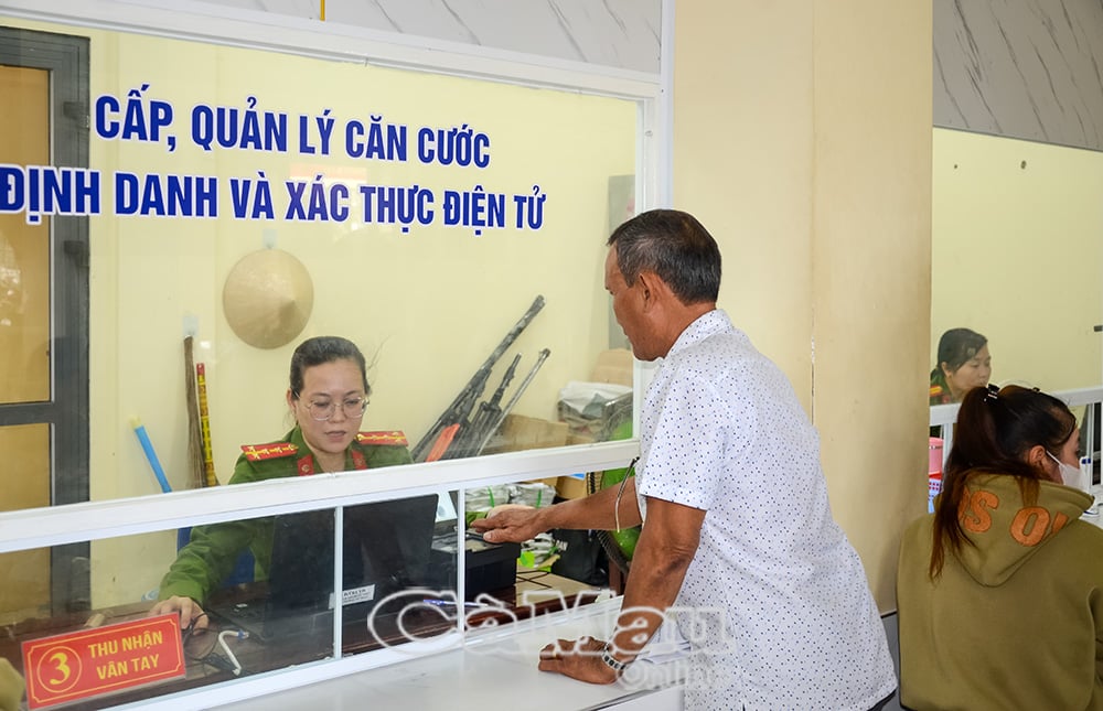 Công an xã Hoà Bình hỗ trợ người dân thực hiện các tiện ích số (cấp, quản lý căn cước công dân và xác thực định danh điện tử).