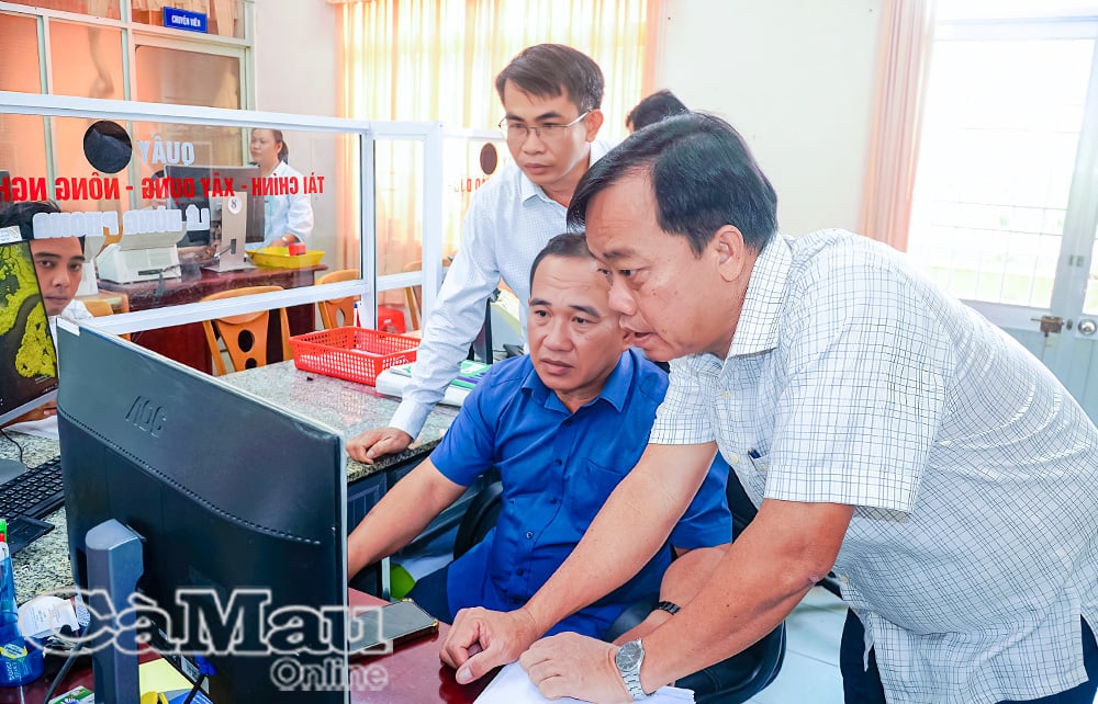 Genosse Huynh Quoc Viet, Ständiger Stellvertretender Sekretär des Provinzparteikomitees (ganz rechts), begutachtet die Digitalisierung von Dokumenten im Öffentlichen Verwaltungsdienstleistungszentrum der Gemeinde Hong Dan.