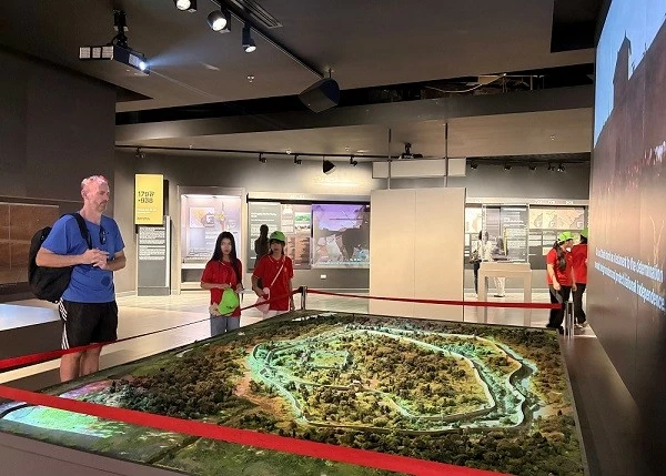 13.23. Hanoj láká turisty svou bohatou historií. Sức hút từ chiều sâu lịch sử