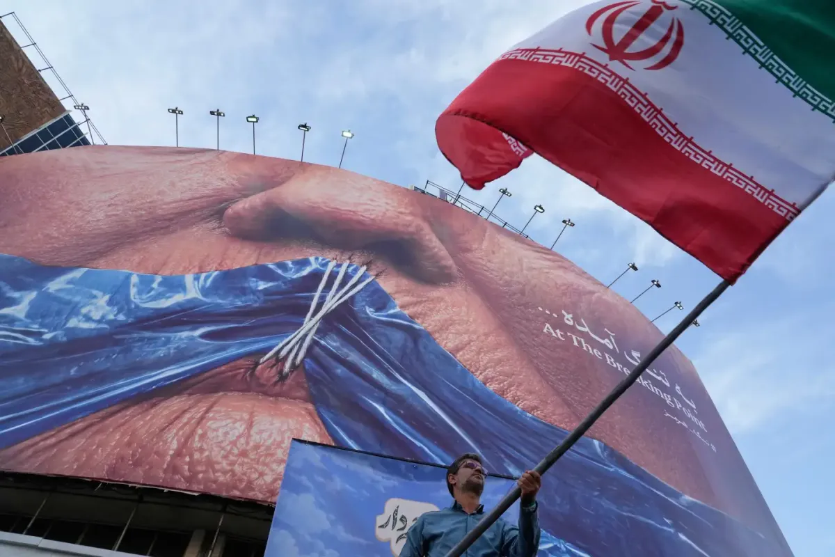 Mỹ và Iran không kích qua lại gần eo biển Hormuz- Ảnh 1.