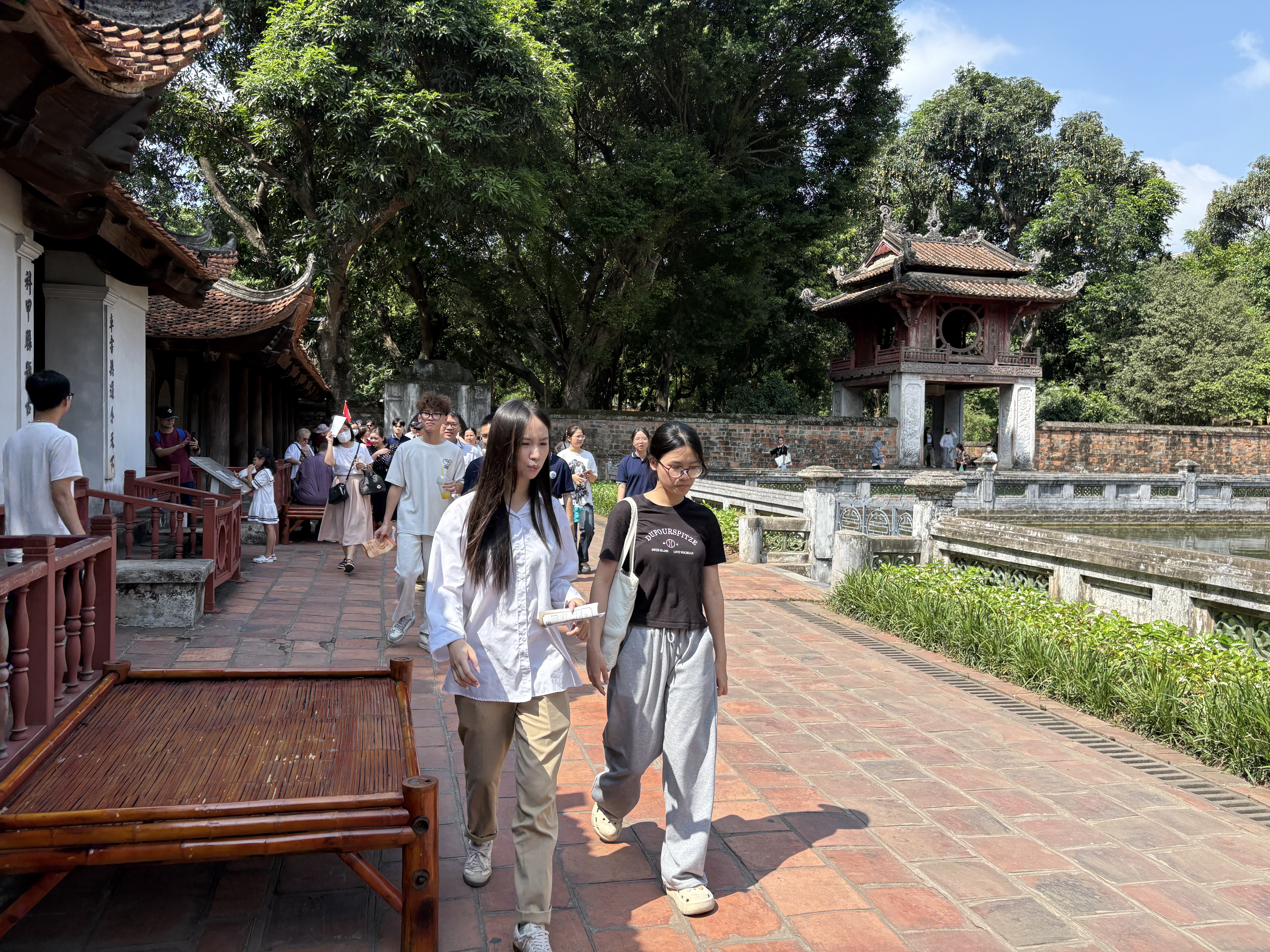 Sĩ tử đội nắng tới Văn Miếu - Quốc Tử Giám cầu may trước kỳ thi vào lớp 10 - Ảnh 2.