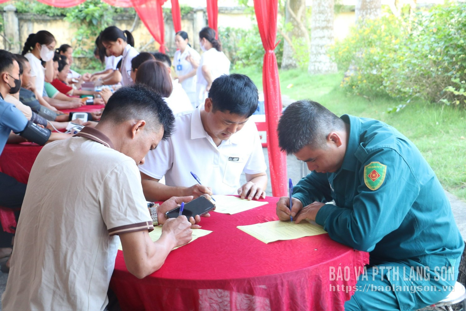 Tình nguyện viên đăng ký hiến máu tại ngày hội
