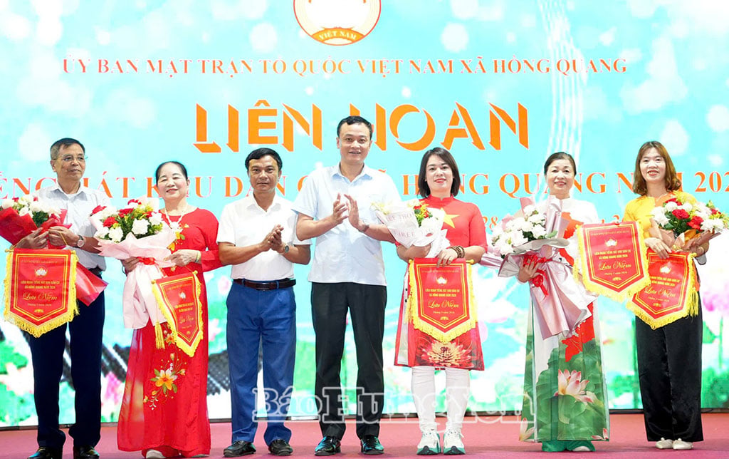 Lãnh đạo xã Hồng Quang trao cờ lưu niệm tặng các đội tham gia liên hoan.