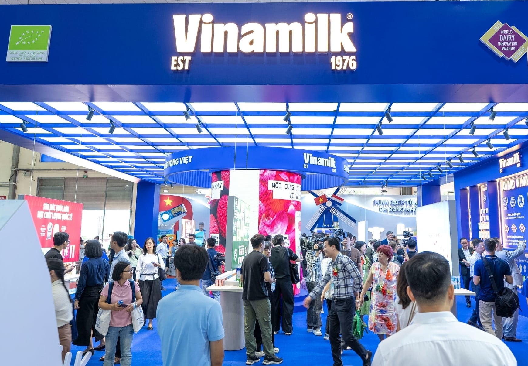 Gian hàng trưng bày, triển lãm và giới thiệu sản phẩm Công ty Cổ phần Sữa Việt Nam (Vinamilk) tại Vietnam Dairy 2026 thu hút đông đảo đại biểu, khách hàng tới tham quan. Ảnh: VDA.