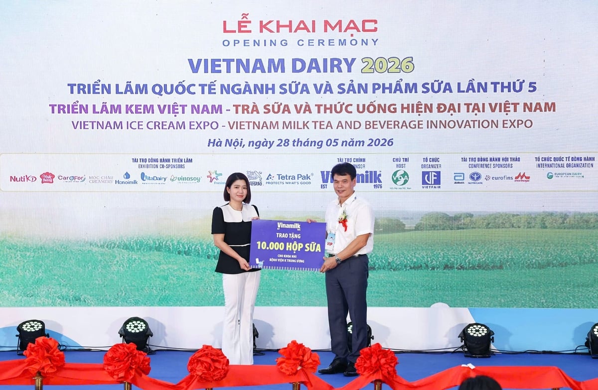 Đại diện Vinamilk trao tặng 10.000 hộp sữa cho Khoa Nhi - Bệnh viện K Trung ương trong khuôn khổ Lễ khai mạc Vietnam Dairy 2026. Ảnh: VDA.