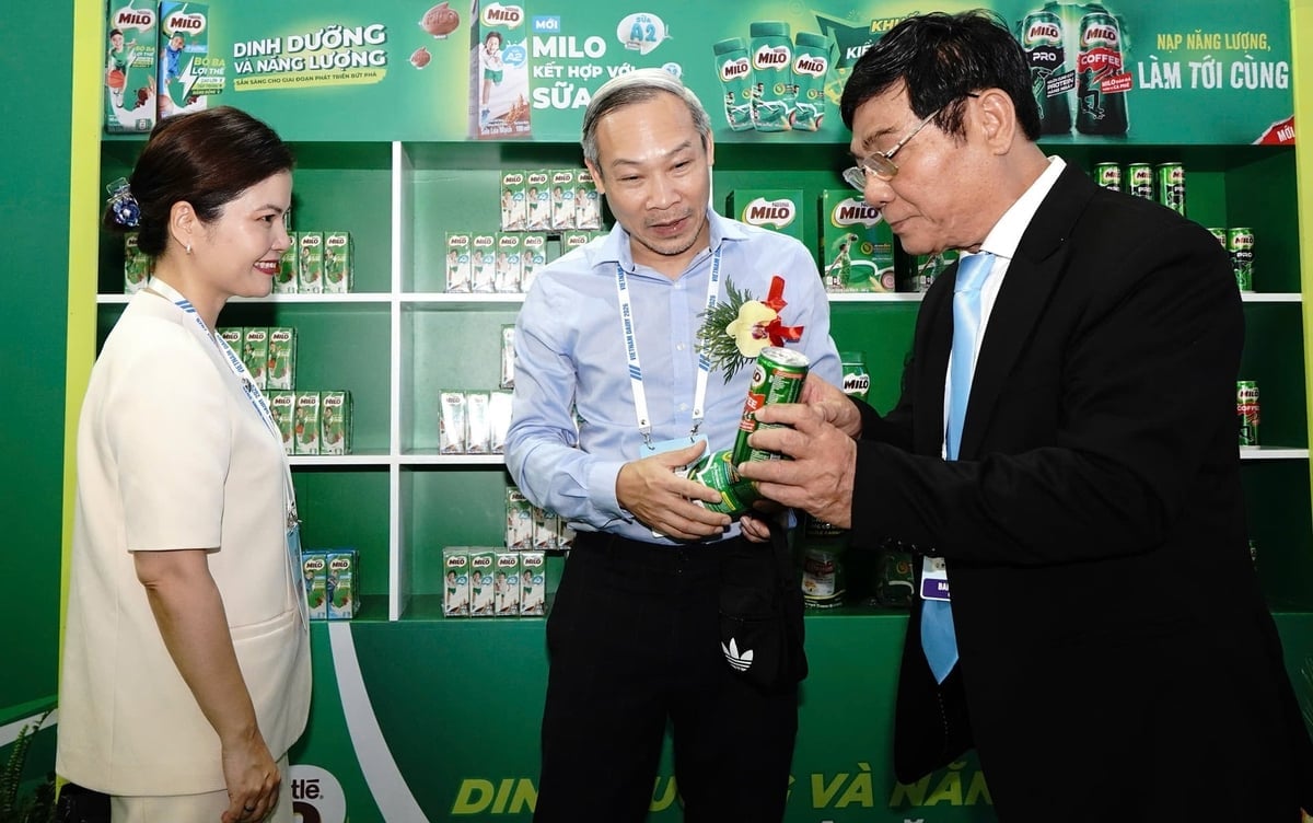 Đại biểu, quan khách tham quan gian hàng Nestlé Việt Nam tại Triển lãm Vietnam Dairy 2026. Ảnh: NVL.