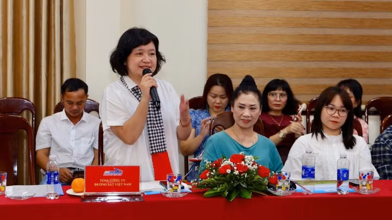 Dr. Nguyen Thuy Anh, a Doctor of Education and poet, shared her thoughts at a panel discussion with the railway industry.