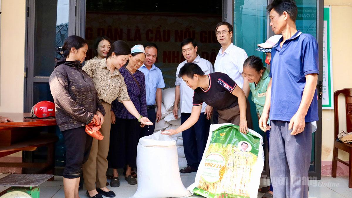 Lãnh đạo Sở Y tế và Chi cục Dự trữ Nhà nước khu vực IV kiểm tra gạo trước khi cấp phát cho người dân.