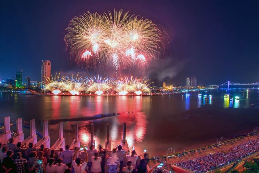 Điểm xem bắn pháo hoa lý tưởng tại Lễ hội Pháo hoa Quốc tế 2023 là khán đài chính. Ảnh: TTXTDL Đà Nẵng
