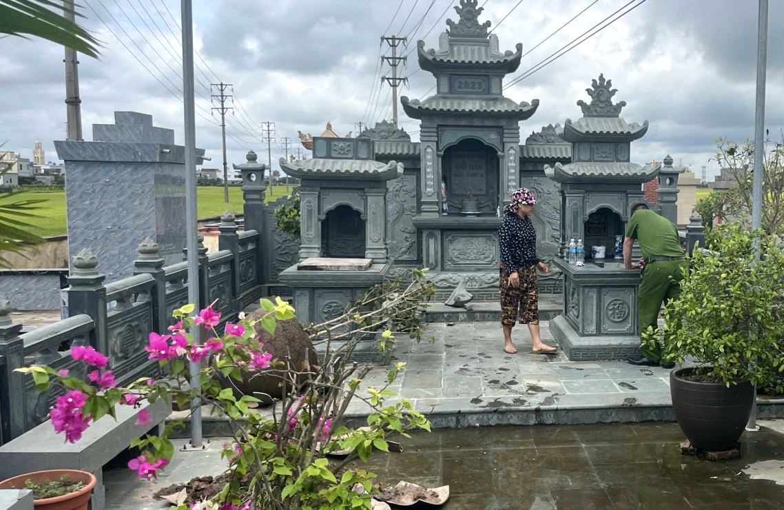Gã đàn ông mắc bệnh tâm thần đập phá nhiều ngôi mộ ở nghĩa trang- Ảnh 1.