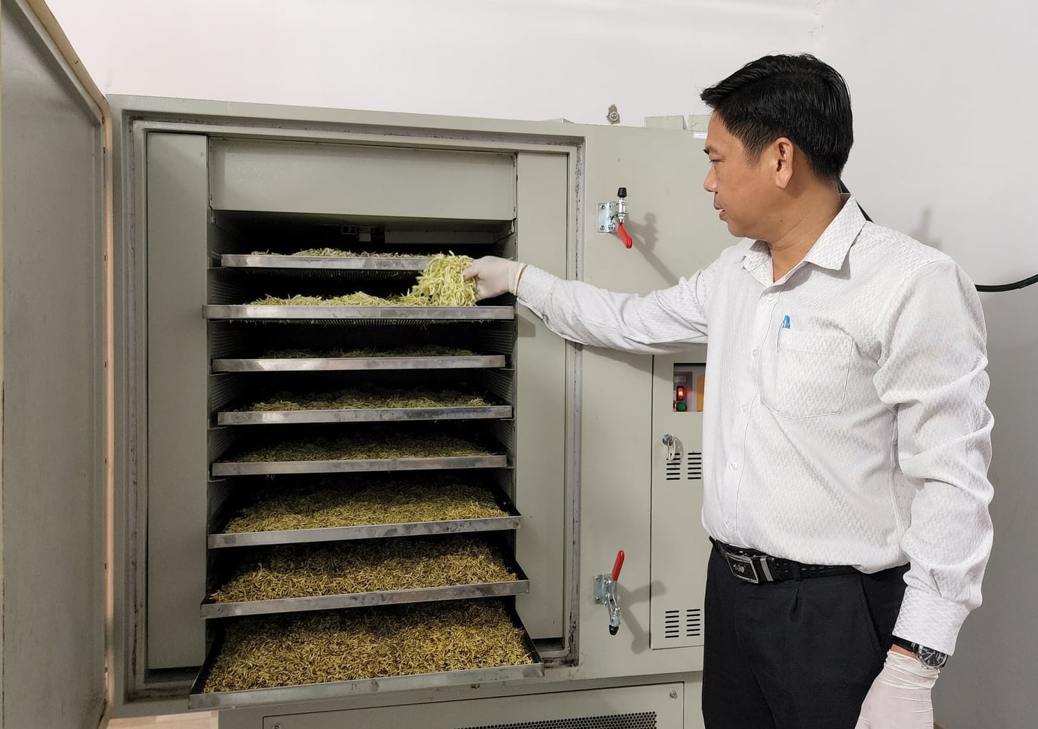 Việc đầu tư máy móc, công nghệ vào sản xuất đòi hỏi chi phí cao, khiến việc tiếp cận của nông dân, HTX còn hạn chế. Ảnh: Kim Anh.
