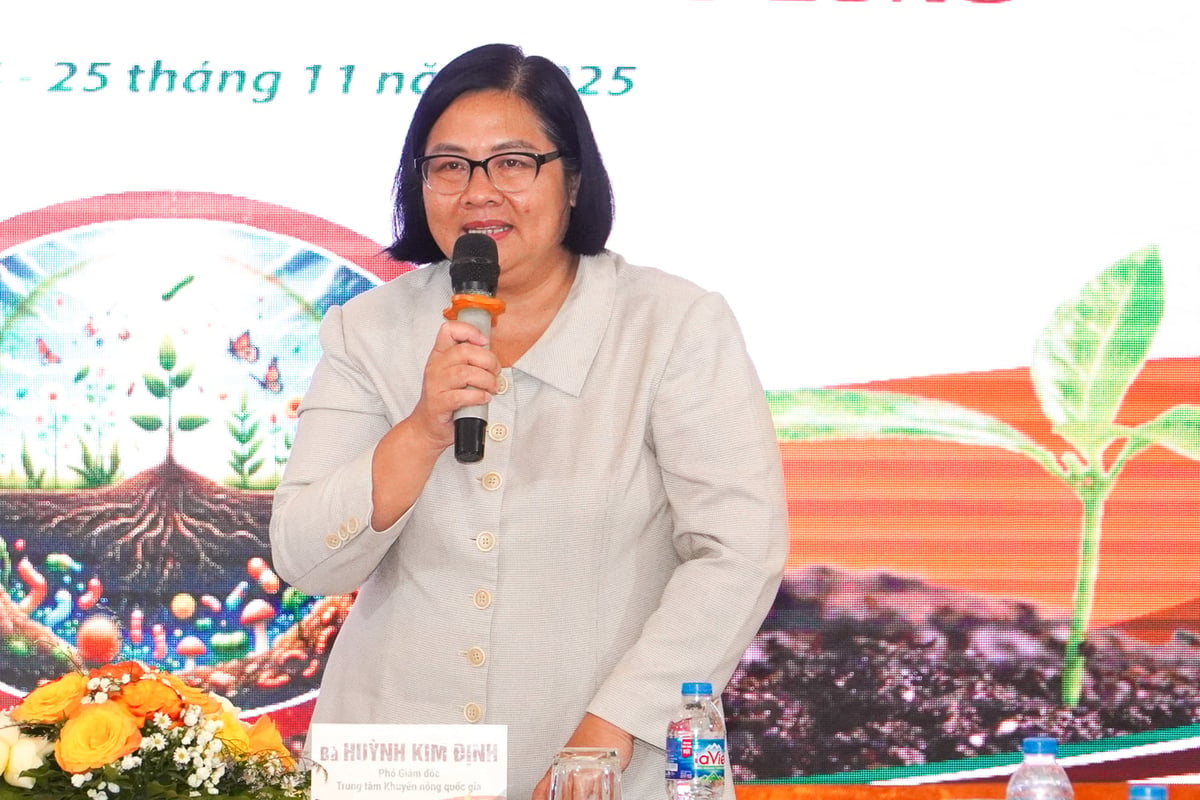 Bà Huỳnh Kim Định - Phó Giám đốc Trung tâm Khuyến nông Quốc gia phân tích một số khó khăn trong quá trình chuyển giao công nghệ. Ảnh: Kim Anh.