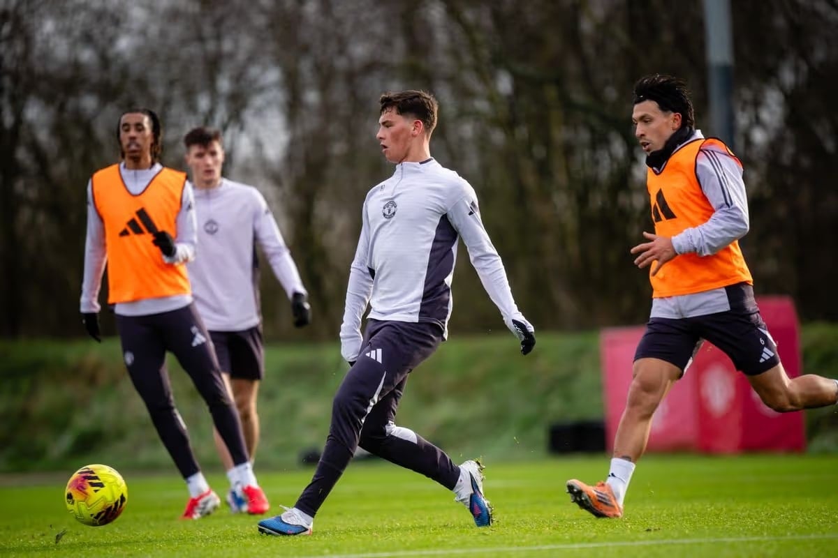 Shea Lacey se během tréninku se svými spoluhráči z nejstaršího ročníku v Manchesteru United velmi snaží.